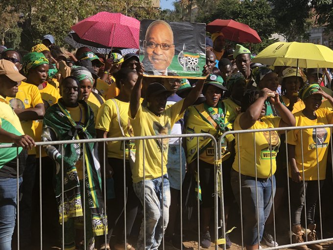 5000 Zuma ondersteuners by die hof in Pietermaritzburg