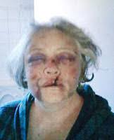 Blanke vroue loop deur onder swart terroriste