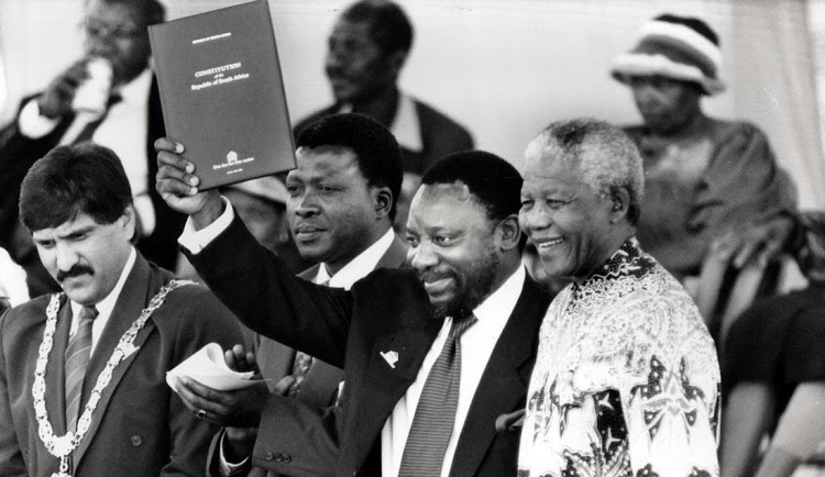 Cyril Ramaphosa met die nuwe grondwet van die RSA