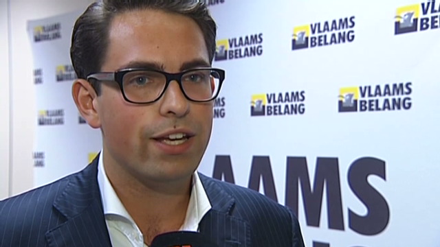 tom van grieken met vlaams belang op achtergrond
