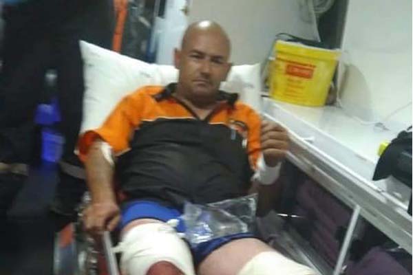 Man aangeval terwyl hy help by ongelukstoneel