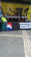 Vierkleur word bevestig aan die verhoog by Sporen fees in Antwerpen